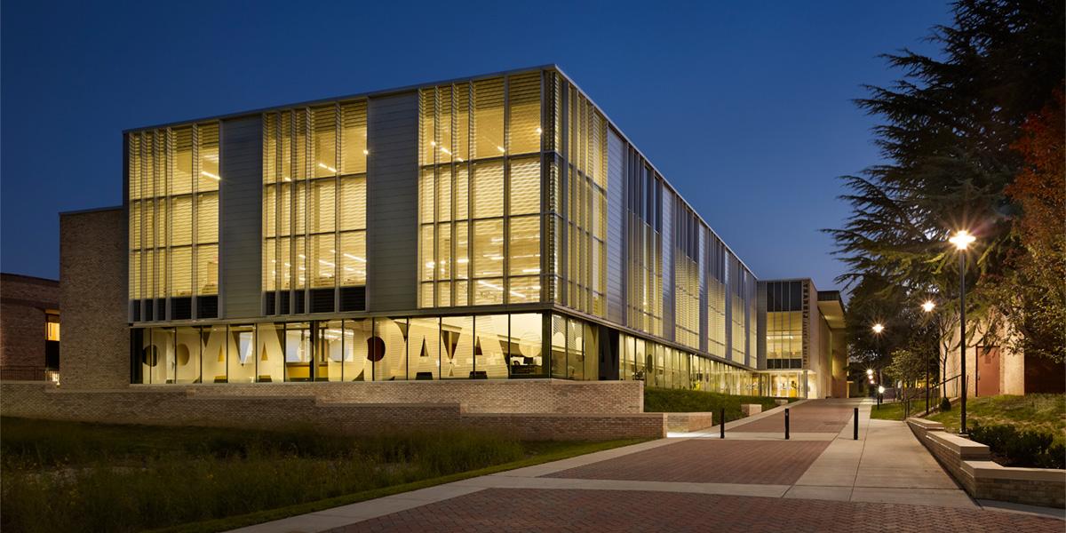 Exterior of AACC's Truxal 图书馆 at night.